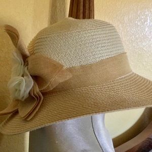 Lovely 3 color tone hat in straw and burlap